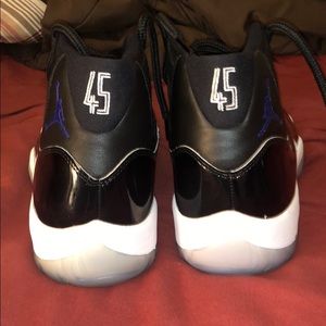 Air Jordan 11. Space jam.